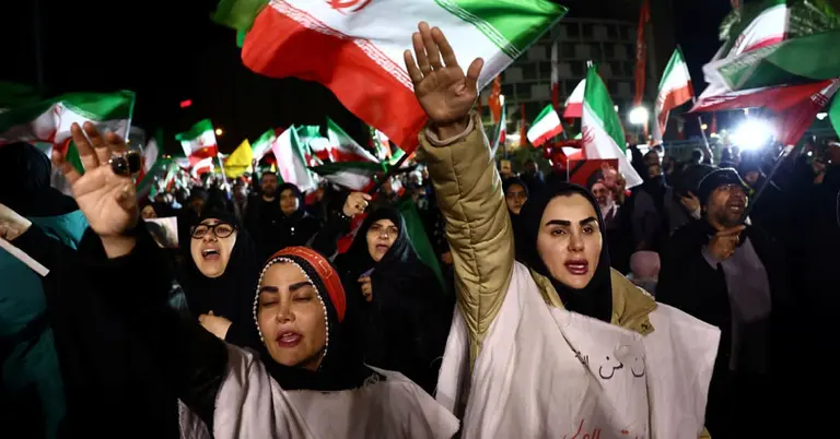 তেহরানে মার্কিন ও ইসরাইল বিরোধী সমাবেশে অংশ নেয়া মানুষরা